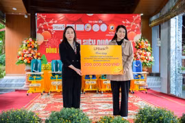 Bà Nguyễn Thị Vui, thành viên Ban điều hành (trái) đại diện LPBank trao tặng 200 triệu đồng cho chương trình. (Ảnh: Vietnam+)