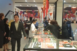 Do giá vàng tăng cao nên các doanh nghiệp đã để mức chênh lệch từ 2-3 triệu đồng mỗi lượng. (Ảnh: Vietnam+)
