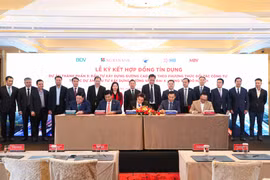 Phó thủ tướng Chính phủ Hồ Đức Phớc cùng các lãnh đạo sở, ban ngành chứng kiến lễ Ký kết hợp đồng tín dụng dự án đầu tư xây dựng đường Vành đai 4. (Ảnh: Vietnam+)