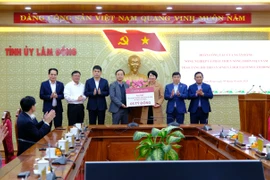 Agribank trao bảng tượng trưng tặng 5 tỷ đồng hỗ trợ xây dựng trường mầm non Tà Hine tại tỉnh Lâm Đồng. (Ảnh: Vietnam+)