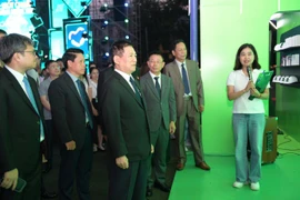 Phó Thủ tướng Hồ Đức Phớc tham quan gian hàng Vietcombank tại Lễ khai mạc Ngày thẻ Việt Nam 2025 - Sóng Festival. (Ảnh: Vietnam+)