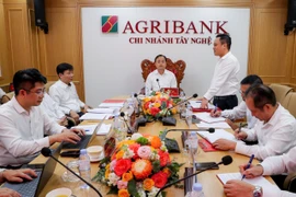Ông Tô Huy Vũ - Bí thư Đảng ủy, Chủ tịch HĐTV Agribank cùng đoàn công tác Trụ sở chính làm việc tại Agribank Chi nhánh Tây Nghệ An. (Ảnh: Vietnam+)