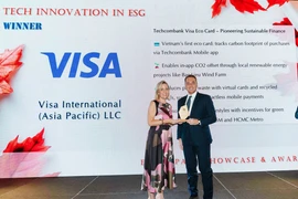 Ông Luca Guidobaldi - Giám đốc cấp cao Trưởng bộ phận chiến lược Visa Việt Nam và Lào, đại diện vinh dự nhận giải thưởng sáng tạo công nghệ Esg 2025 cho thẻ Techcombank Visa Eco. (Ảnh: Vietnam+)