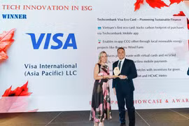 Ông Luca Guidobaldi - Giám đốc cấp cao Trưởng bộ phận chiến lược Visa Việt Nam và Lào, đại diện vinh dự nhận giải thưởng sáng tạo công nghệ Esg 2025 cho thẻ Techcombank Visa Eco. (Ảnh: Vietnam+)