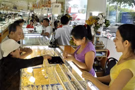 Giá vàng giảm phiên thứ 4 liên tiếp, giao dịch quanh mức 156,5 triệu đồng. (Ảnh: TTXVN)