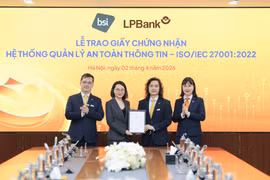 Ông Lưu Danh Đức, Phó Tổng Giám đốc phụ trách Khối CNTT LPBank nhận chứng nhận quốc tế ISO/IEC 27001:2022 từ đại diện của Viện Tiêu chuẩn Anh (BSI). (Ảnh: Vietnam+)
