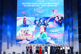 Ông Nguyễn Văn Ngọc (ngoài cùng bên trái), Chánh Văn phòng Quản trị, đại diện LPBank nhận kỷ niệm chương của chương trình Vietnam Happy Fest. (Ảnh: Vietnam+)