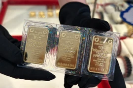 Giá vàng đã tiến sát mức 129 triệu đồng mỗi lượng theo đà tăng của thế giới. (Ảnh: Vietnam+)