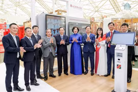 Lãnh đạo Ngân hàng Nhà nước tại khu trưng bày chuyển đổi số của Agribank tại Triển lãm thành tựu đất nước “80 năm hành trình Độc lập – Tự do – Hạnh phúc”. (Ảnh: Vietnam+)