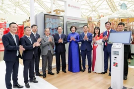 Lãnh đạo Ngân hàng Nhà nước tại khu trưng bày chuyển đổi số của Agribank tại Triển lãm thành tựu đất nước “80 năm hành trình Độc lập – Tự do – Hạnh phúc”. (Ảnh: Vietnam+)
