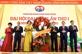 Đồng chí Hồ Đức Phớc - Ủy viên Ban Chấp hành Trung ương Đảng, Ủy viên Ban Thường vụ Đảng ủy, Phó Thủ tướng Chính phủ, Tổ trưởng Tổ chỉ đạo số 5 của Đảng ủy Chính phủ chúc mừng Đại hội Đảng bộ NHNN lần thứ I nhiệm kỳ 2025-2030. (Ảnh: Vietnam+)