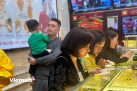 Vàng miếng SJC giữ giá 148,6 triệu đồng nhưng vẫn vượt xa thế giới. (Ảnh: Vietnam+)
