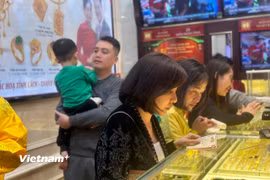 Vàng miếng SJC giữ giá 148,6 triệu đồng nhưng vẫn vượt xa thế giới. (Ảnh: Vietnam+)
