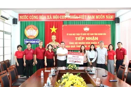 Đại diện Agribank, ông Nguyễn Tiến Trường - Trưởng Văn phòng đại diện khu vực Miền trung trao ủng hộ tỉnh Khánh Hòa. (Ảnh: Vietnam+)