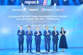 Ngày 02/12/2025, tại Hà Nội, Vietcombank phối hợp với NAPAS, UnionPay International, Ngân hàng Công thương Trung Quốc (ICBC) đã tổ chức Lễ công bố kết nối thanh toán bán lẻ song phương qua mã QR giữa Việt Nam - Trung Quốc. Vietcombank vinh dự được chỉ định làm ngân hàng thanh quyết toán cho các luồng giao dịch song phương - nghĩa là Vietcombank đóng vai trò “nhạc trưởng” đảm bảo tiền từ tài khoản du khách ở nước ngoài được chuyển đổi suôn sẻ sang tài khoản người bán tại Việt Nam. (Ảnh: Vietnam+)