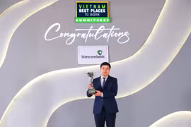 Ông Hồng Quang - Thành viên Hội đồng quản trị kiêm Giám đốc Khối Nhân sự Vietcombank nhận giải thưởng “Nơi làm việc tốt nhất Việt Nam năm 2025” do Công ty Anphabe trao tặng. (Ảnh: Vietnam+)