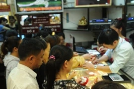 Giá vàng trong nước giảm 600.000 đồng mỗi lượng theo đà thế giới. (Ảnh: Vietnam+)