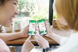 Nhiều bạn trẻ mong muốn tìm thêm giải pháp tài chính cho dòng tiền nhàn rỗi trong ngắn hạn. (Ảnh: Vietnam+)