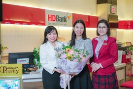 Chị Lê Quang Hạnh Phúc (Thành phố Hồ Chí Minh) đã trở thành chủ nhân của giải thưởng lớn nhất - Sổ tiết kiệm 3 tỷ đồng. (Ảnh: Vietnam+)