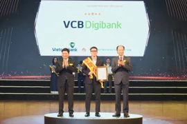 Ông Lê Văn Việt - Phó Trưởng phòng Marketing Bán lẻ, đại diện Vietcombank nhận giải thưởng Sao Khuê dành cho Ngân hàng số VCB Digibank với hạng mục Giải pháp thúc đẩy tiếp cận số. (Ảnh: Vietnam+)