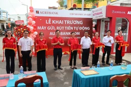 Agribank khai trương Máy gửi – rút tiền tự động AutoBank CDM đầu tiên tại xã đảo Thạnh An – Thành phố Hồ Chí Minh. (Ảnh: Vietnam+)