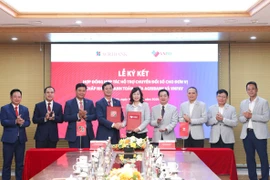 Đại diện Agribank và VNPAY ký kết hợp tác triển khai gói giải pháp chuyển đổi số cho hộ kinh doanh. (Ảnh: Vietnam+)