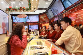 Giá vàng trong nước đồng loạt giảm thêm 200.000 đồng theo đà thế giới. (Ảnh: Vietnam+)