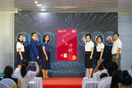 Đại diện Lãnh đạo BIDV, Mastercard và Metro kickoff ra mắt chiến dịch và bộ thẻ BIDV 68. (Ảnh: Vietnam+)