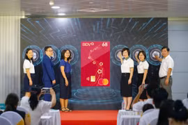 Đại diện Lãnh đạo BIDV, Mastercard và Metro kickoff ra mắt chiến dịch và bộ thẻ BIDV 68. (Ảnh: Vietnam+)