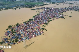 Nhiều thôn xã chìm trong biển nước. (Ảnh: Vietnam+)