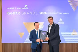 Đại diện Vietcombank, ông Lê Hoàng Tùng - Phó Tổng Giám đốc (bên trái) nhận chứng nhận “Top 30 thương hiệu giá trị nhất Đông Nam Á” từ đại diện Kantar, ông Sumit Kamra - Giám đốc Phát triển Chiến lược Kantar Insights. (Ảnh: Vietnam+)