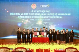 Lãnh đạo hai bên tham gia ký kết. (Ảnh: Vietnam+)