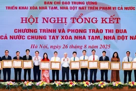 HDBank nhận Bằng khen của Thủ tướng trong chương trình xóa nhà tạm, dột nát. (Ảnh: Vietnam+)