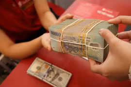 Hoãn áp thuế trong 90 ngày, tác động đa chiều đến vàng, tỷ giá và lãi suất. (Ảnh: Vietnam+)