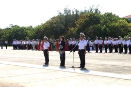 Lễ chào cờ trên đảo Trường Sa. (Ảnh: Vietnam+) 