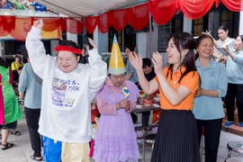 Niềm vui sướng hồn nhiên và rạng rỡ của các em đã thắp sáng cả một ngày đặc biệt. (Ảnh: Vietnam+)