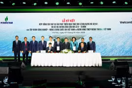 Ông Nguyễn Việt Cường - Phó Tổng Giám đốc Vietcombank và ông Dương Mạnh Sơn - Phó Tổng Giám đốc Petrovietnam đại diện hai đơn vị thực hiện ký kết hợp đồng cho vay dự án thượng nguồn và trung nguồn thuộc Chuỗi dự án khí điện Lô B – Ô Môn trước sự chứng kiến của Phó Thủ tướng Chính phủ Hồ Đức Phớc và Ban, Bộ, Ngành Trung ương, lãnh đạo cấp cao của 2 bên. (Ảnh: Vietnam+)