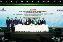 Ông Nguyễn Việt Cường - Phó Tổng Giám đốc Vietcombank và ông Dương Mạnh Sơn - Phó Tổng Giám đốc Petrovietnam đại diện hai đơn vị thực hiện ký kết hợp đồng cho vay dự án thượng nguồn và trung nguồn thuộc Chuỗi dự án khí điện Lô B – Ô Môn trước sự chứng kiến của Phó Thủ tướng Chính phủ Hồ Đức Phớc và Ban, Bộ, Ngành Trung ương, lãnh đạo cấp cao của 2 bên. (Ảnh: Vietnam+)