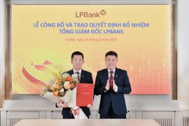 Ông Nguyễn Đức Thụy – Chủ tịch Hội đồng quản trị LPBank (phải) trao quyết định bổ nhiệm cho ông Vũ Quốc Khánh – Tổng Giám đốc LPBank. (Ảnh: Vietnam+)