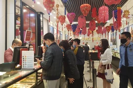 Hai thương hiệu vàng trong nước đi ngang trong khi thế giới giảm mạnh. (Ảnh: Vietnam+)