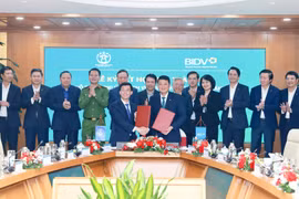 Lãnh đạo BIDV và Trung tâm phục vụ hành chính công thành phố Hà Nội ký kết thỏa thuận hợp tác toàn diện giai đoạn 2025-2030. (Ảnh: Vietnam+)