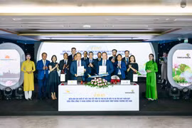 Ông Lê Quang Vinh - Thành viên Hội đồng quản trị, Tổng Giám đốc Vietcombank (bên phải) và ông Lê Hồng Hà - Thành viên Hội đồng quản trị kiêm Tổng Giám đốc Vietnam Airlines (bên trái) đại diện hai đơn vị hoàn thành nghi thức ký kết biên bản ghi nhớ trước sự chứng kiến của các đại biểu. (Ảnh: Vietnam+) 