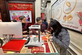 Hiệp hội Kinh doanh vàng Việt Nam (VGTA) vừa gửi công văn đề xuất Chính phủ ban hành quy định, cho phép doanh nghiệp sản xuất, kinh doanh vàng trang sức được trực tiếp vay vàng trong dân. (Ảnh minh họa: Vietnam+)