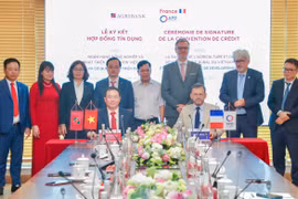 Ông Julien Seillan, Giám đốc AFD Việt Nam và ông Đoàn Ngọc Lưu, Phó Tổng Giám đốc Agribank đã thực hiện nghi thức ký kết Hợp đồng tín dụng Hạn mức tài chính khí hậu. (Ảnh: Vietnam+)
