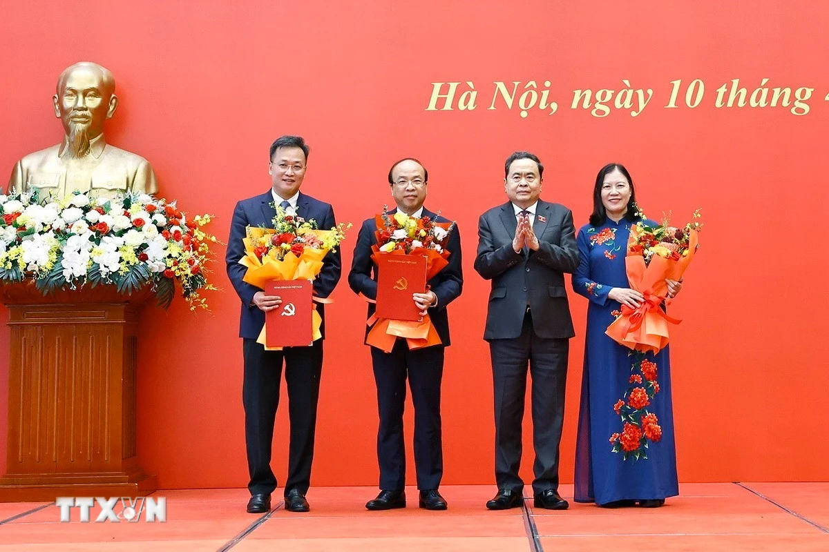 Chủ tịch Quốc hội chủ trì hội nghị công bố các quyết định về công tác nhân sự