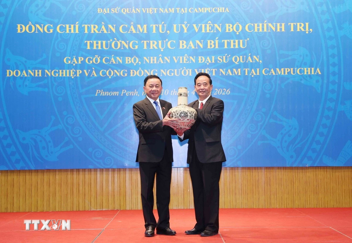 Thường trực Ban Bí thư Trần Cẩm Tú gặp gỡ cộng đồng người Việt tại Campuchia