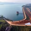 Ứng phó với mưa lớn, bảo đảm an toàn công trình, phòng ngừa ngập lụt, úng, giảm thiểu thiệt hại do thiên tai gây ra. (Ảnh: Hữu Quyết/TTXVN)