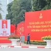 Pano, khẩu hiệu rực đỏ trên các tuyến phố Thủ đô Hà Nội, chào mừng Đại hội đại biểu toàn quốc lần thứ XIV của Đảng. (Ảnh: Lê Đông/TTXVN)