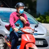 Người dân di chuyển dưới trời nắng gắt. (Ảnh: Hoài Nam/Vietnam+)