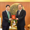 Thứ trưởng Bộ Tài nguyên và Môi trường Lê Công Thành trao tặng quà lưu niệm cho ông Kim Young Ki, Quyền Viện trưởng Viện Công nghệ và Công nghiệp Môi trường Hàn Quốc.